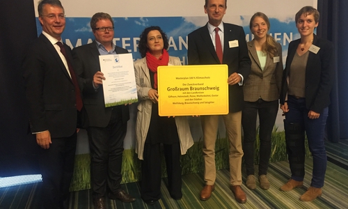 Gunther Adler (Staatssekretär im Bundesministerium für Umwelt, Naturschutz, Bau und Reaktorsicherheit), Patrick Nestler (Projektleiter), Dr. Carola Reimann MdB, Hennig Brandes (Verbandsdirektor),  Große Auftaktveranstaltung des Bundesumweltministeriums in Berlin: Janna Gehrke (Masterplanmanagement "Klimaschutz", Bereich Kommunen), Nadège Fiard (Masterplanmanagement "Klimaschutz", Bereich Mobilität). Foto: Privat
