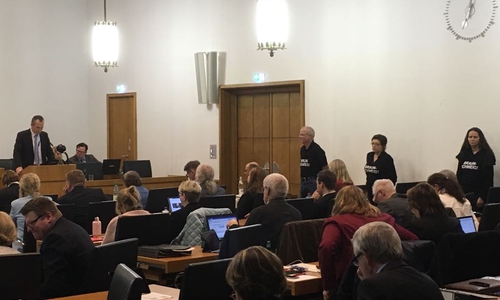 Stiller Protest im Ratssaal, während Gunnar Scherf (AfD) die Fragen vorlas. Foto: Eva Sorembik