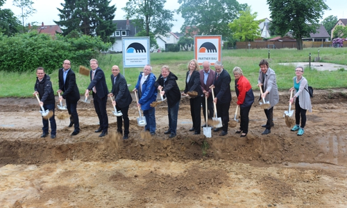 Nach dem Baubeginn der Flüchtlingsunterkunft in der Glogaustraße wurde am Donnerstag auch der erste Spatenstich für die Unterkunft in Bienrode gesetzt. Foto: Robert Braumann