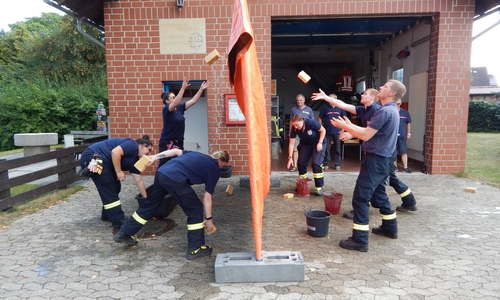 Bei der Station in Klein Sisbeck wurde es feucht für die Teilnehmer. Fotos: Feuerwehren der Samtgemeinde Velpke