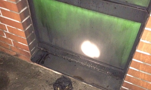 Die Feuerwehr entdeckte Brandbeschleuniger am Restaurant des Sportplatzes. Foto: Feuerwehr Velpke