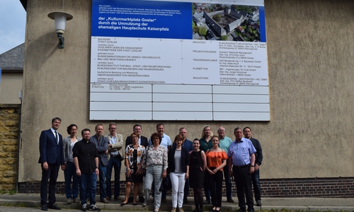 Oberbürgermeister Dr. Oliver Junk (links) mit Vertretern von Rat,
Verwaltung und Architekturbüro unter dem enthüllten Bauschild. Foto: Stadt Goslar