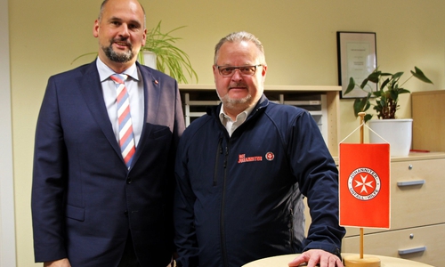 Wechsel an der Johanniter-Spitze: Christian Bauer (l.) folgt auf Hans Joachim Halbach (r.) und führt Geschicke der christlichen Hilfsorganisation im Regionalverband Harz-Heide. Foto: Natalia Shapovalova, Johanniter