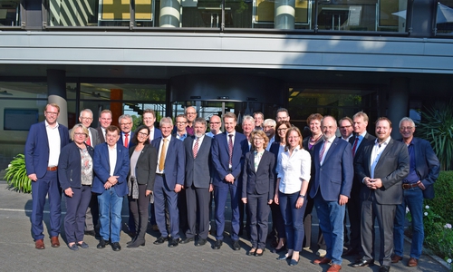 Staatssekretär Stefan Muhle (Niedersächsisches Ministerium für Wirtschaft, Arbeit, Verkehr und Digitalisierung; 2. Reihe links), Geschäftsführer NST Dirk-Ulrich Mende (2. Reihe, 2. von links), Vizepräsident NST Oberbürgermeister Frank Klingebiel (Stadt Salzgitter, 1. Reihe, 4. von links), Präsident NST Oberbürgermeister Ulrich Mädge (Stadt Lüneburg, 1. Reihe, 5. von links), Hauptgeschäftsführer NST Dr. Jan Arning (1. Reihe, 6. von links). Fotos: Stadt Salzgitter