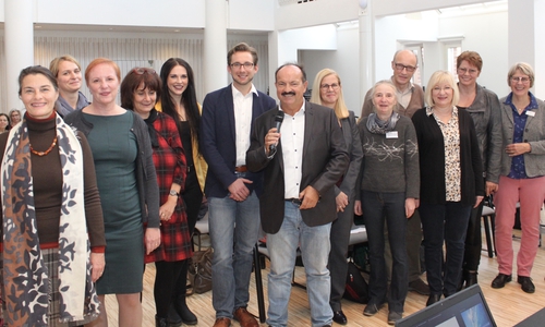 Goslarer Netzwerk gegen häusliche Gewalt mit Erster Kreisrätin Regine Körner (hinter Moderator Günter Koschig) sowie Georgia Wendling-Platz und Dr. Raphael Krämer. Foto: Landkreis Goslar/Maximilian Strache