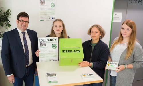 Freuen sich auf viele gute Ideen: (v.r.n.l.) IGS-Gesamtschulleiter Andreas Mainz, die beiden JuPsz-Vertreterinnen Vanessa Schleining und Lucy Torbecke sowie Deborah Gollbach für die JuPsz-Geschäftsstelle bei der Stadt Salzgitter. Foto: Stadt Salzgitter