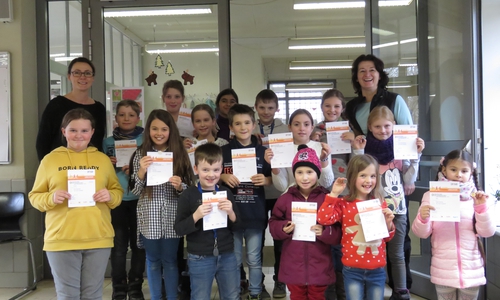 Viele glückliche Gesichter bei der Verleihung des Deutschen Sportabzeichens. Foto: Wilhelm Raabe Schule