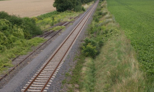 Kein Zug in Sicht trotz geschlossener Bahnschranken. Was tun? Symbolbild. Foto: Marc Angerstein