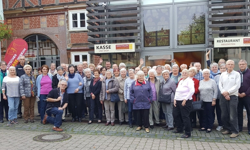 WoBau-Mieter aus Wolfenbüttel und Bad Harzburg bei ihrer gemeinsamen Herbstfahrt im Westfalen Culinarium bei Höxter. Fotos: Regio-Press GmbH
