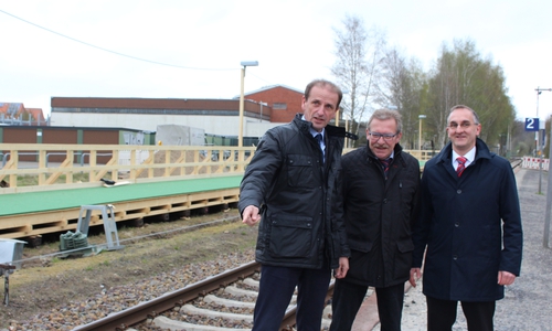 Hennig Brandes, Verbandsdirektor Regionalverband Großraum Braunschweig, Marco Schlott, Bahnhofsmanager der DB Station&Service AG, und Karl Ridder, Bürgermeister Stadt Wittingen, stellen die geplanten Umbauarbeiten vor. Fotos: Sandra Zecchino