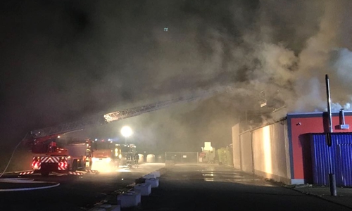 Extreme Rauchentwicklung: Die Feuerwehr Peine bei der Bekämpfung des Brandes. Fotos/Video: Aktuell24(KR)