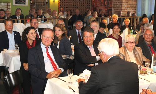Auch Stefan Weil und Sigmar Gabriel waren gekommen. Foto: Siegfried Nickel