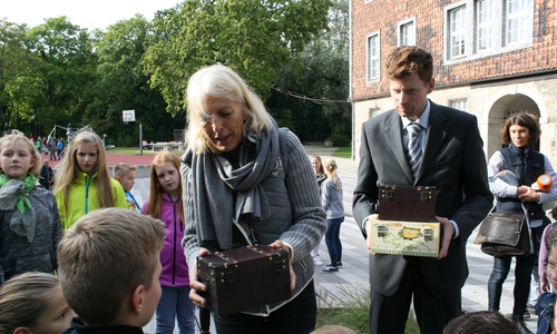Ulrike Schade und der stellvertretende Schulleiter Oliver Behn nahmen die Wunschkisten der Kinder entgegen. Foto: Privat