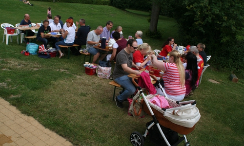 Gemeinsames Frühstück im Freibad am Elm in Hemkenrode. Foto: Diethelm Krause-Hotopp