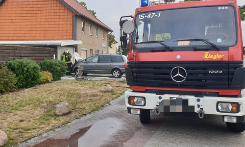 Die Feuerwehr konnte das Auto schnell ablöschen. Fotos: Feuerwehr Vorsfelde