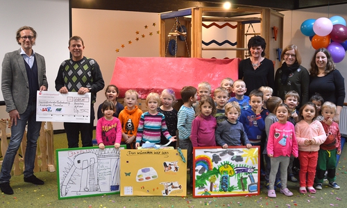 Stolz zeigen die Kinder ihre Bilder. Foto: Raedlein/Stadt Wolfenbüttel