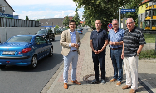 Björn Försterling traf bei einem Ortstermin an der Grauhofstraße unter anderem Sven Müller, Rudolf Selmikat und Manfred Brandt (v.l.) zum Gespräch. Foto: Christina Balder