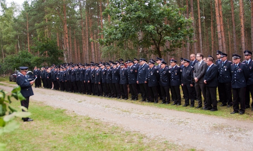 150 Feuerwehrkameraden waren angetreten, um den beim Waldbrand verstorbenen Kameraden die Ehre zu erweisen. Fotos: Schaffhauser, Samtgemeindepressesprecher