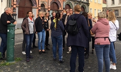 Stadtführung über den Marktplatz der Stadt Weimar für die Fachexkursion des Baudezernats mit Stadtbaurat Kai-Uwe Hirschheide. Foto: Stadt Wolfsburg