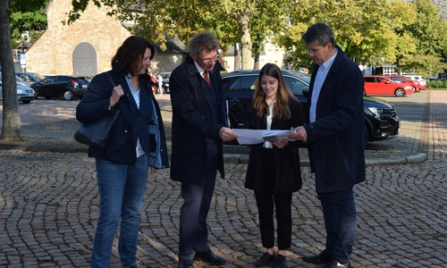 Fachdienstleiterin Marion Siegmeier, Staatssekretär Frank Doods, Juliana Bagus vom Fachdienst Stadtplanung und Oberbürgermeister Dr. Oliver Junk beim gemeinsamen Stadtrundgang auf dem Parkplatz Kaiserpfalz. Foto: Stadt Goslar