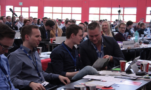 Claas Merfort und Christoph Ponto in der Diskussion. Foto: JU Braunschweig
