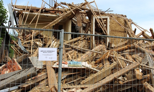 Nur noch die Abrisstrümmer zeugen vom historischen Gasthof Behrens in Groß Lafferde. Fotos: Frederick Becker