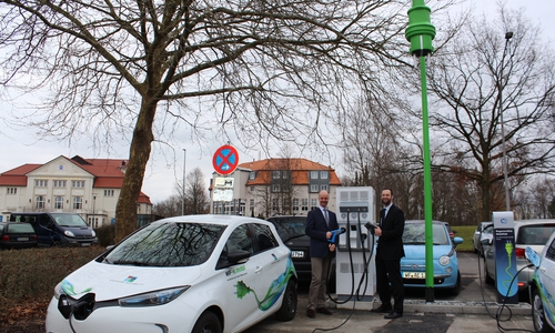 Matthias Tramp (Geschäftsführer) und Matthias Heck (Teamleiter Vertrieb) an der neuen Schnellladesäule. Foto: Stadtwerke Wolfenbüttel