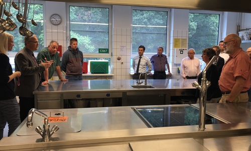 Die SPD-Fraktion begutachtete die Großküche, die modernisiert werden soll. Foto: SPD-Kreistagsfraktion Gifhorn