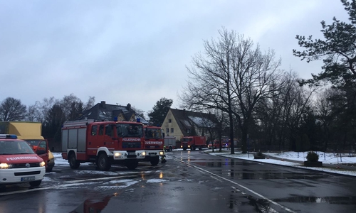 Die Feuerwehr rückte mit mehreren Fahrzeugen aus. Foto: Bernd Dukiewitz