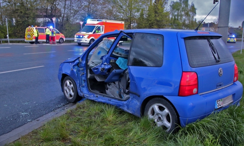 Die Feuerwehr musste die Tür aufstemmen. Fotos: Rudolf Karliczek