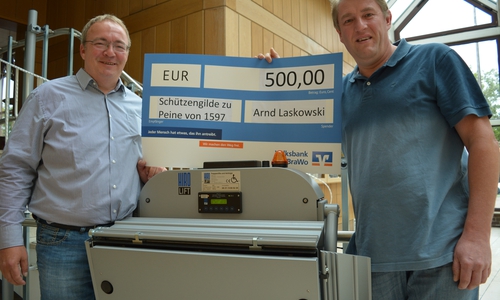 Andreas Höver (links) freut sich über die Spende von Arnd Laskowski. Foto: Dr. Nicole Laskowski
