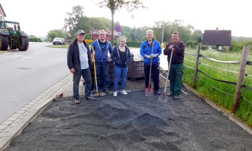 In Eigenregie wurde das Teilstück des Fußwegs fertiggestellt. Fotos: Gemeinde Lehre