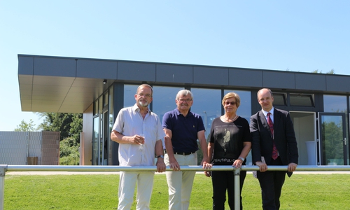 Ulrich Römer, Otto Schlieckmann, Frederike Harflinger und Christian Geiger, bei der Eröffnung des neuen Vereinsheims. Foto: Robert Braumann
