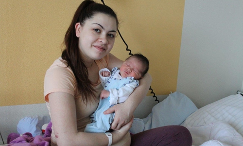 Valentina Mustafa brachte das Neujahrs-Baby 2017 zur Welt - den kleinen Jusuf. Fotos: Städtisches Klinikum Wolfenbüttel 