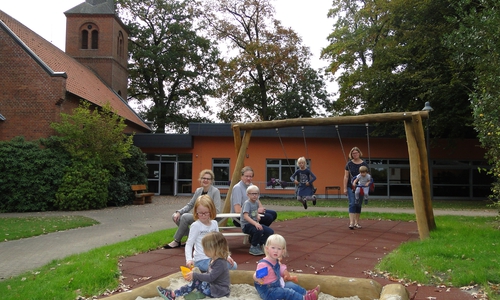Ob im Sand spielen oder Schaukeln: den jüngsten Mitgliedern der Immanuelsgemeinde in Groß Oesingen wird so schnell nicht langweilig. Dafür sorgten Pastor Dr. Daniel Schmidt und Alexa von der Brelje, Sprecherin der Sparkasse Gifhorn-Wolfsburg. Foto: Sparkasse Gifhorn-Wolfsburg