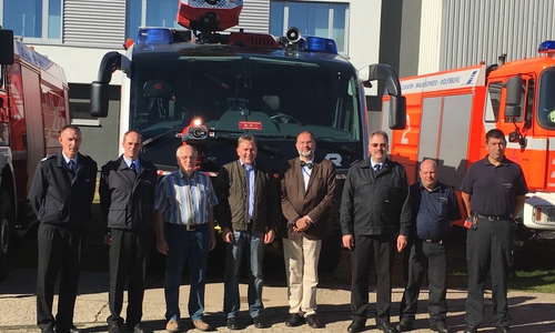 Mit dabei beim "Abschiedsgrillen" für die Berufsfeuerwehr am Flughafen waren (von links) Detlef Krone, Winfried Cronauge, Michael Hanne (alle Berufsfeuerwehr), Aufsichtsratsvorsitzender Matthias Disterheft, Geschäftsführer Boris Gelfert sowie Maik Wermuth, Michael Fricke und Mitglied des Betriebsrats Arnd Sackmann (Flughafenfeuerwehr). 
Foto: Flughafen Braunschweig-Wolfsburg