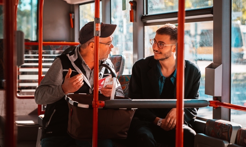  Während der Fahrt auf der Ringbuslinie mit einem Pendler im Gespräch - 