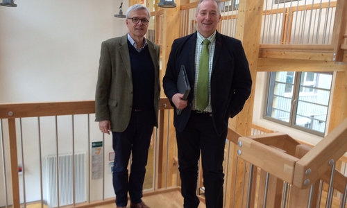 Dr. Klaus Merker (li.) und Frank Oesterhelweg im Treppenhaus des Dienstgebäudes, das aus Fichte und Buche erstellt wurde. Foto: CDU 