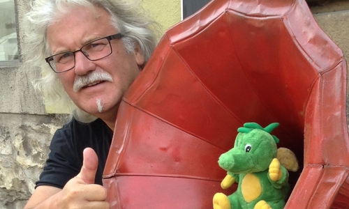 Manfred Kramer mit dem Mini-Tabaluga. Foto: Privat