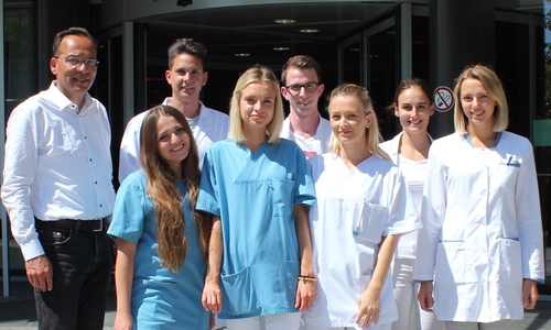 Dr. Akhil Chandra mit Studentinnen und Studenten aus Bratislava und Prag. Foto: Klinikum Wolfsburg