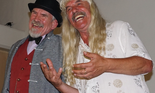 B.J. Antony (rechts) ist Kurator der Ausstellung. Zusammen mit dem philosophischen Komödianten Jacques Oerter wird er die Vernissage am Donnerstag, 21. September, gestalten. Foto: Künstlergruppe PARADOX