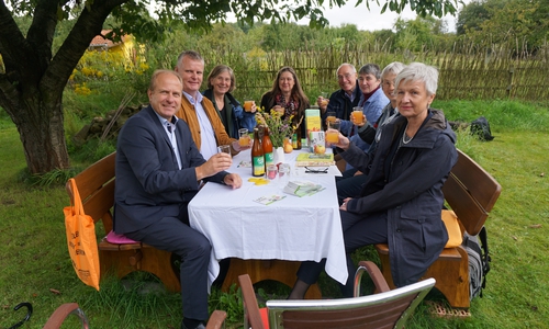 Gerhard Radeck (Landrat Landkreis Helmstedt), Volker Meyer (Landschaftspflegeverband), Cornelia Schilling (NABU Wolfenbüttel), Sabine Fortak (AG Streuobst e.V.), Claus-Jürgen Schillmann (Landkreis Wolfenbüttel), Ulrike Niggemeyer (Café Brennnessel, Netzwerk Marktplätze im Braunschweiger Land), Birgit Wöbbeking (AG Streuobst e.V.) und Christiana Steinbrügge (Landrätin Landkreis Wolfenbüttel) beim gemeinsamen Apfelsaftgenuss (v.l.). Foto: merkWATT