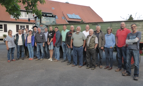 Die Teilnehmer der Schliestedter Feldmarksinteressentschafts-Ausfahrt (4. von rechts Vorsitzender Joachim Hühne) auf dem Hof Marschall (1. + 2. von links Ehepaar Marschall) vor dem Schlepper mit Gummiwagen, der zur Ausfahrt diente. Foto: Resch-Hoppstock
