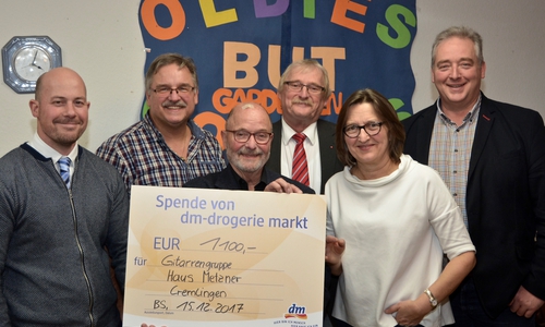 Nur strahlende Gesichter bei der Spendenübergabe (v. li.): Sander Langer (dm-Filialleiter Burgpassage Braunschweig), Frank Lillie (musikalischer Leiter der Gitarrengruppe), Burkhard Wittberg (Vorsitzender „Oldies but Goldies“ e.V.), Rolf Gerschler (Kassenwart), Ulrike Wohlgefahrt-Dietze (Geschäftsführerin des Hauses Metzner) und Landtagsabgeordneter Frank Oesterhelweg. Foto: kld