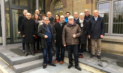Gruppenbild vor dem neuen Eingangsbereich des Rathauses im Bahnhof Börßum (von links): Oliver Ganzauer, Bruno Polzin, Susanne Fahlbusch, Michael Hausmann, Ruth Naumann, Reinhard Deitmar, Joachim Eichenlaub, Janna Münch, stv. Landrat Julian Märtens, Malte Scheffler, Fraktionsvorsitzender Falk Hensel, Harald Koch, Landrätin Christian Steinbrügge, Michael Sandte und Samtgemeindebürgermeister Marc Lohmann. Fotos: SPD