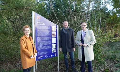 In Meinersen weihten Landrat Dr. Andreas Ebel, Kreisarchäologe Dr. Ingo Eichfeld und Sparkassensprecherin Alexa von der Brelje die erste neu gestaltete Informationstafel ein, die Auskunft über dortige archäologische Fundstücke gibt. Foto: Landkreis Gifhorn