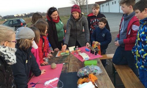 Die Kinder zeigen Landschaftarchitektin Elisabeth Köllmann (rechts) und Melanie Feuerschütte (links) ihr Modell für einen Jugendplatz in Bienrode. Foto: Robert Braumann