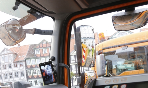 Der „tote Winkel“ gefährdet beim Abbiegevorgang vor allem schwächere Verkehrsteilnehmer wie Fußgänger und Radfahrer. Fotos: Stadt Wolfenbüttel/RAE