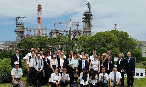 Im Hintergrund die besuchte Papierfabrik in Japan. Von rechts: Prof. Dr. Reinhard Gerndt, Dr. Hedda Sander, Prof. Dr. Andreas Simon, 4. von rechts.