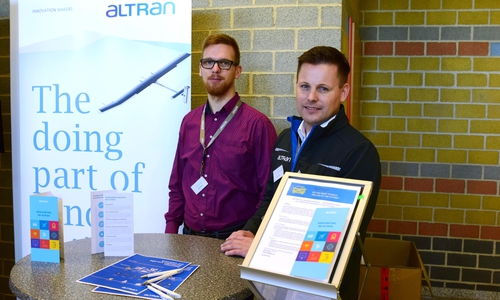 Die ehemaligen Teutloff-Absolventen Sebastian Lyß und Christoph Pargmann (v.l.) sind seit Techniker-Abschluss für Altran aus Wolfsburg tätig. Foto: Teutloff Technische Akademie gGmbH
